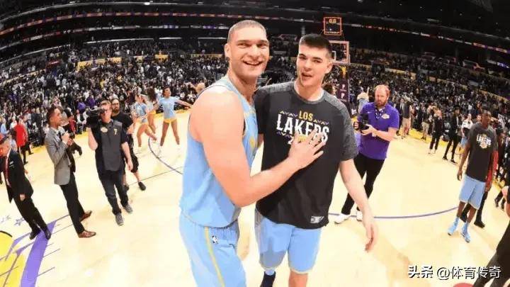 Faker迎来三赛季出色发挥，湖人观众热烈欢呼！